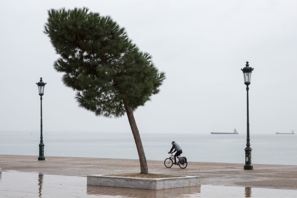 Άστατος καιρός την Κυριακή: Ήλιος, τοπικές μπόρες και ισχυροί άνεμοι μετά σκόνης