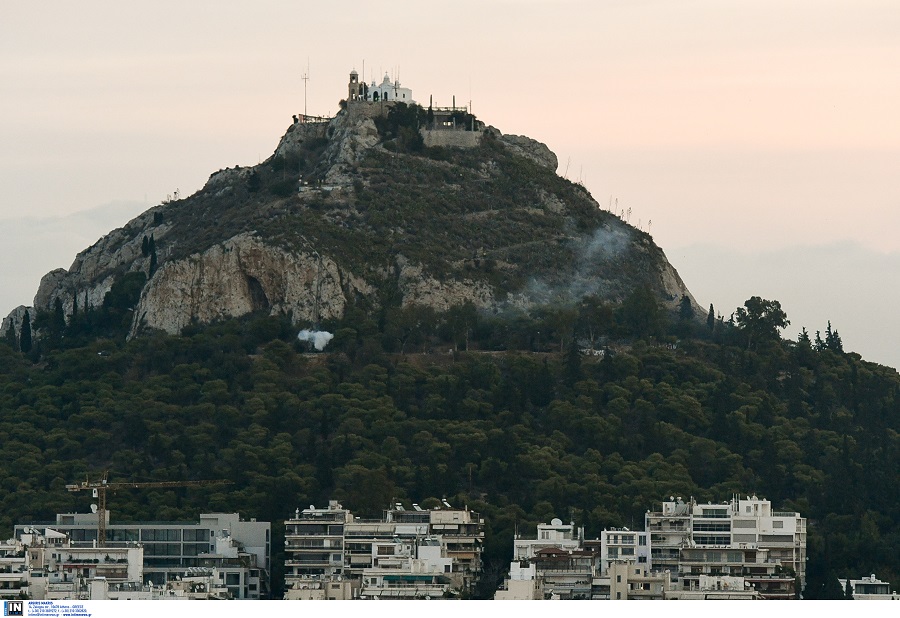 Άνδρας έπεσε στο κενό από τον Λυκαβηττό – Νοσηλεύεται σοβαρά τραυματισμένος