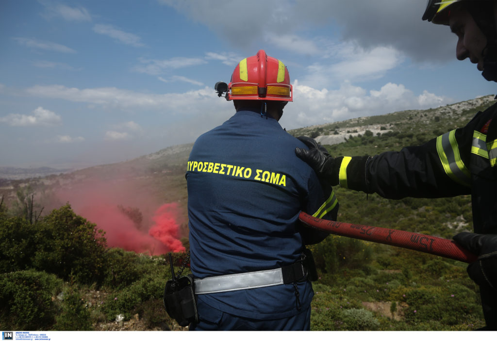 Συνεχίζεται η φωτιά στην Πισσώνα, σε ύφεση στα Πολιτικά Εύβοιας