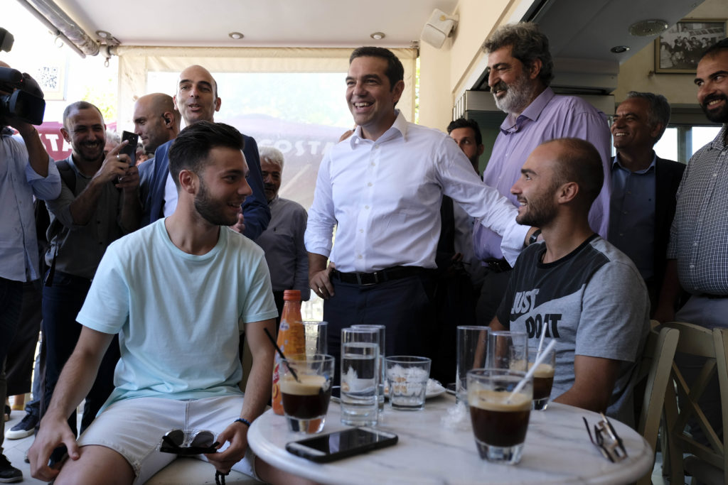 Ο Τσίπρας πίνει ρακές στην Κρήτη – Τι είπε όταν πρόσφεραν και στον Πολάκη» (Video + Photos)