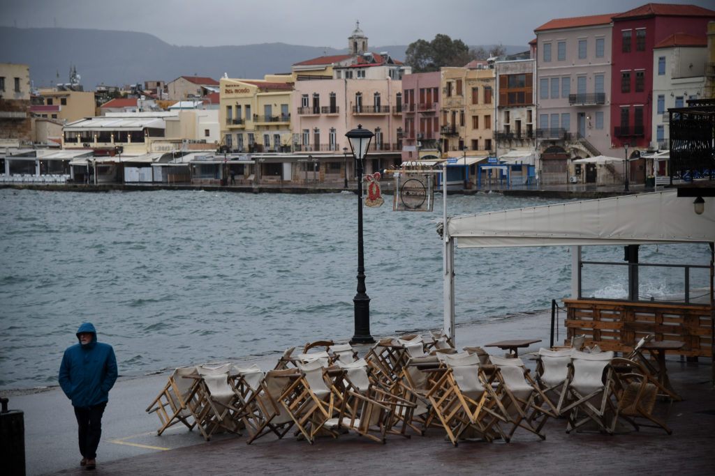 Γυμνός άνδρας περιφέρεται στο κέντρο των Χανίων (Photo)