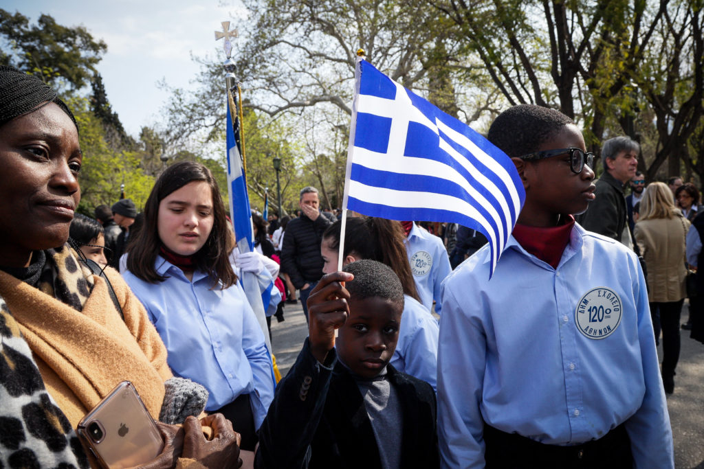 Μαθητές από διαφορετικές χώρες καταγωγής και θρησκείες έτοιμοι για παρέλαση στο κέντρο της Αθήνας! (Photos)