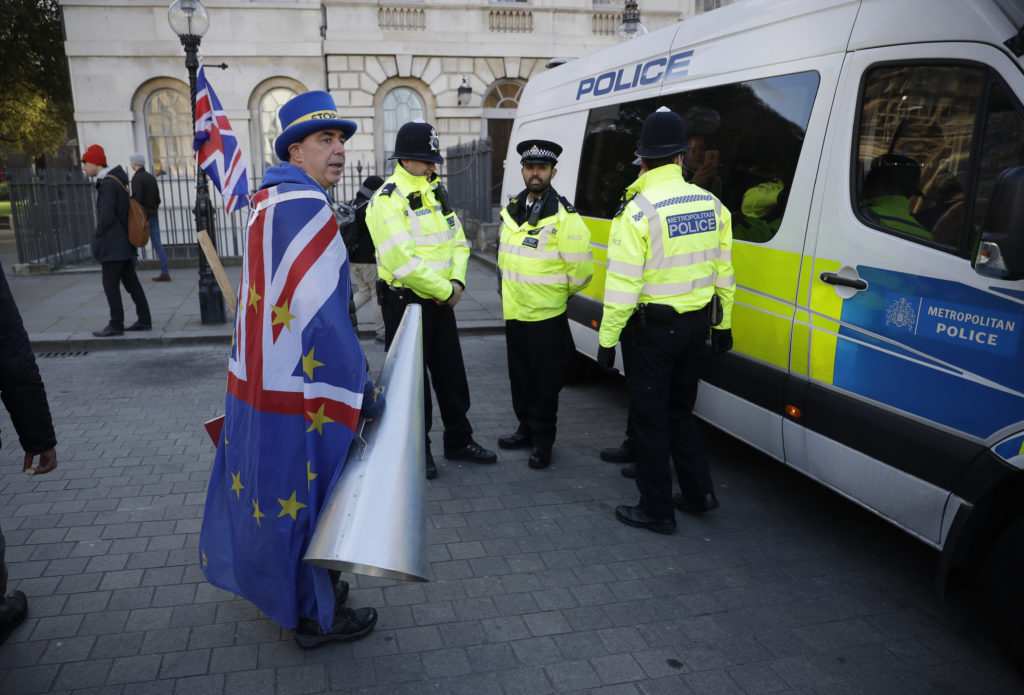 Brexit: Η βρετανική αστυνομία καλεί τους πολιτικούς να μην εξάπτουν τα πάθη