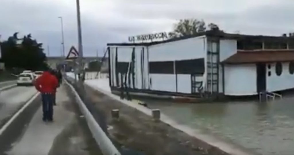 Σφοδρή κακοκαιρία έπληξε τη λίμνη Γκάρντα της Ιταλίας – Αποκολλήθηκε δημοφιλές πλωτό εστιατόριο! (Videos)