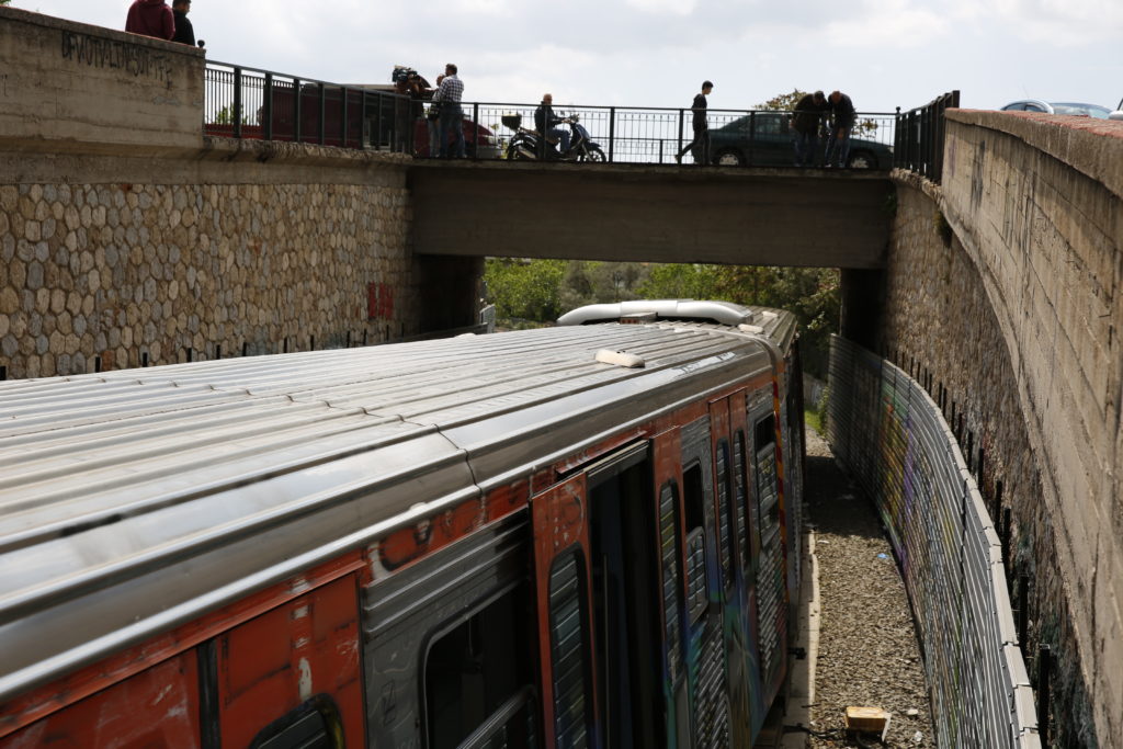 Αυτά έγραφε στο σημείωμα που άφησε η 14χρονη που έπεσε στις γραμμές του ΗΣΑΠ στο Μοσχάτο