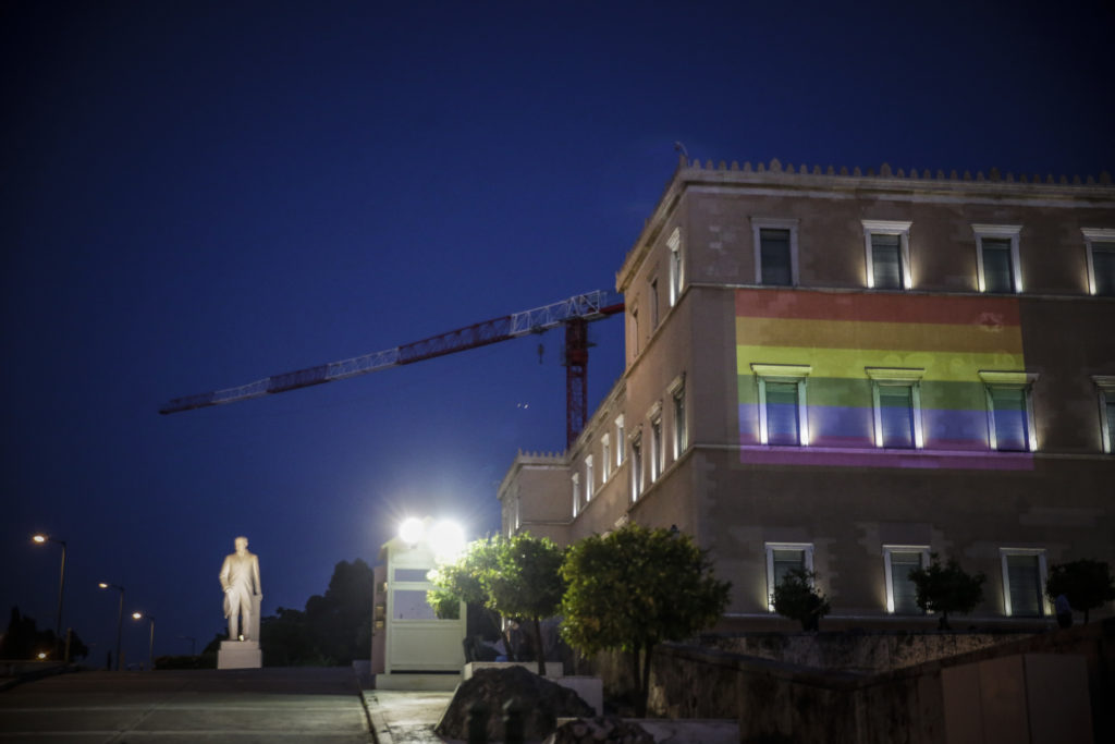 Η Βουλή φωταγωγείται απόψε με τα χρώματα του ουράνιου τόξου