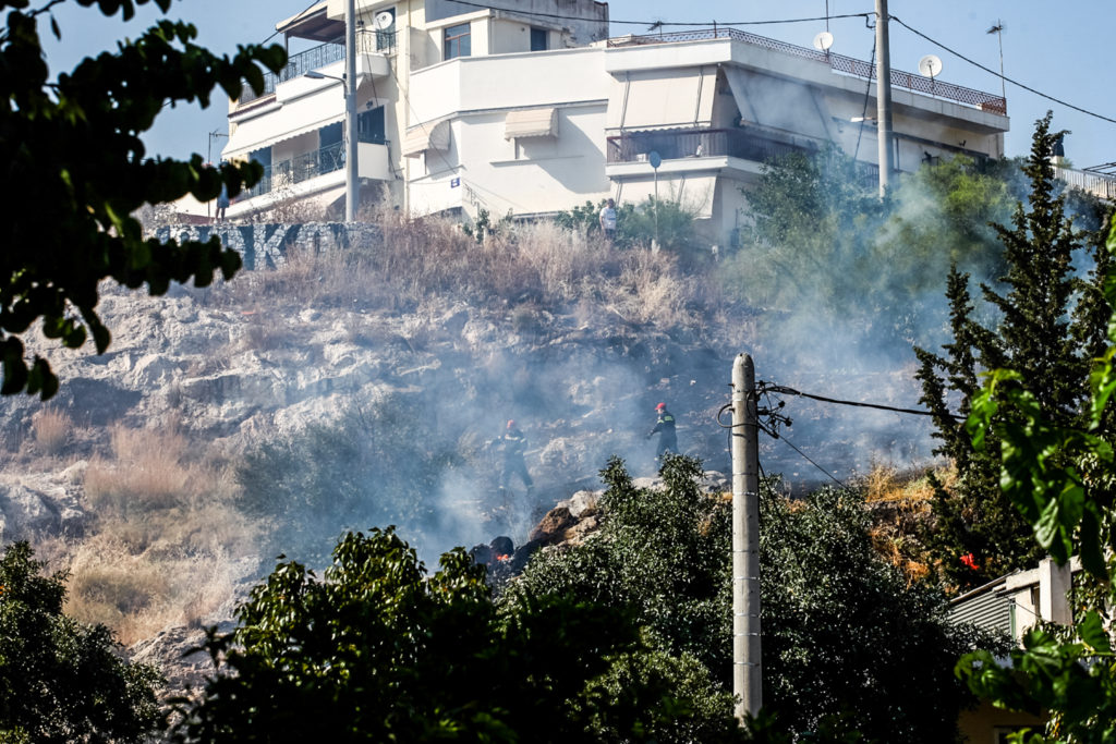 Πυρκαγιά κοντά σε κατοικημένη περιοχή στη Δεξαμενή Πετραλώνων (Photos)