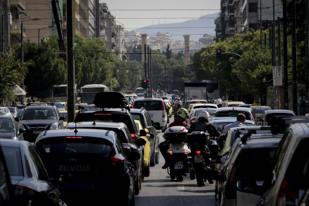 Τέλος το κάπνισμα και μέσα στο αυτοκίνητο – Έρχονται «τσουχτερά»- πρόστιμα