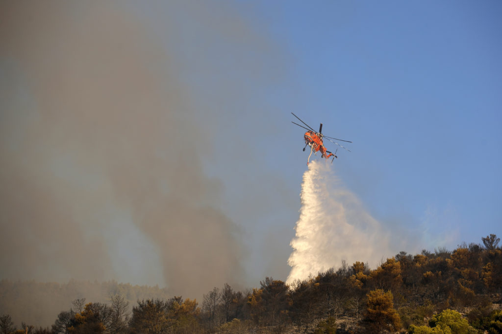 Σε ύφεση η πυρκαγιά στον Υμηττό (Photos – Video)