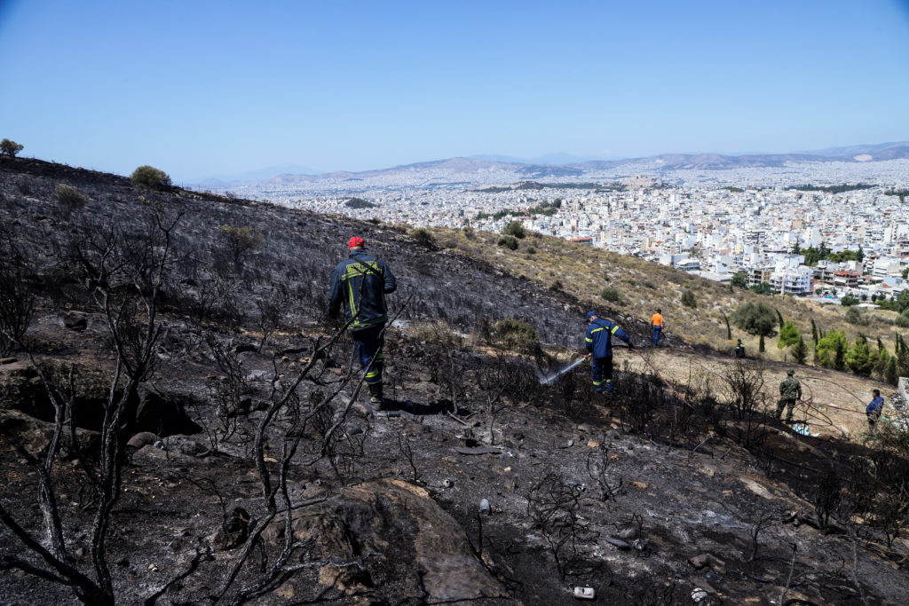 Υπό μερικό έλεγχο η φωτιά στον Υμηττό (Photo – Video)