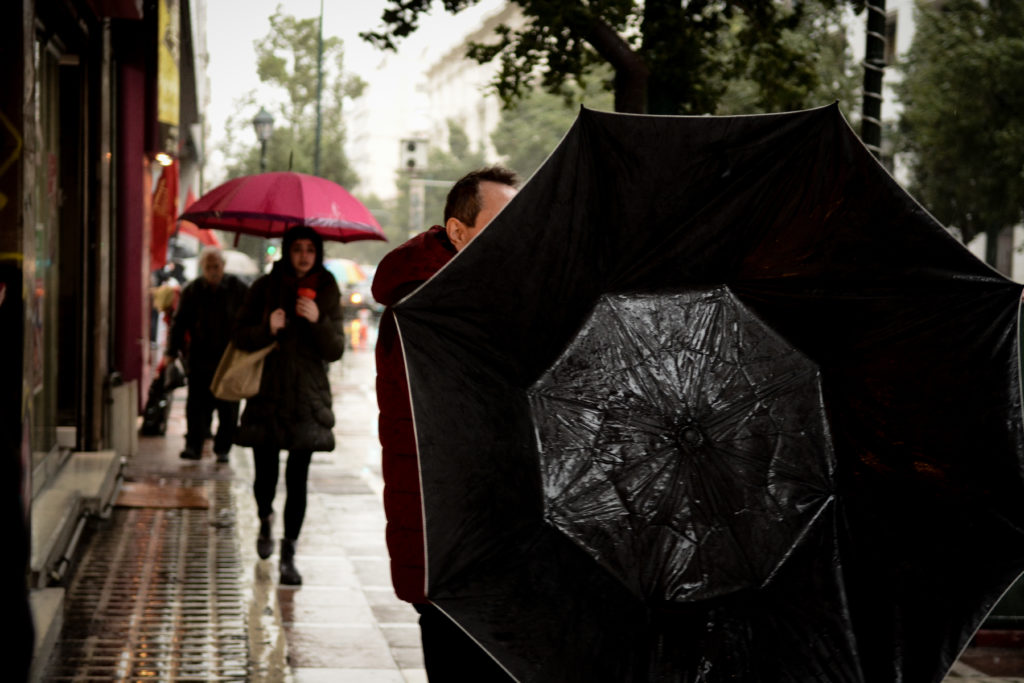 Ηλιοφάνεια και 30άρια στην Αττική, βροχές και καταιγίδες στα κεντρικά και νότια