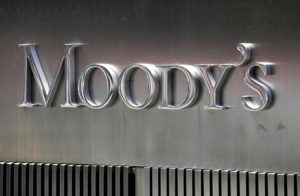 Moody&#8217;s: Έδωσε την επενδυτική βαθμίδα στην Ελλάδα, αξιόχρεο Baa3 με σταθερές προοπτικές