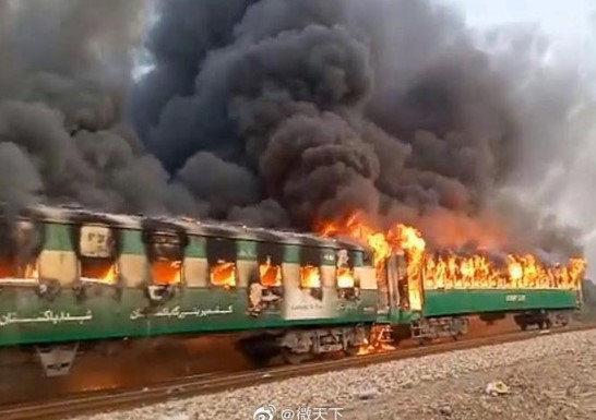 Πακιστάν: Στους 71 ο αριθμός των νεκρών από την έκρηξη σε τρένο (Video)