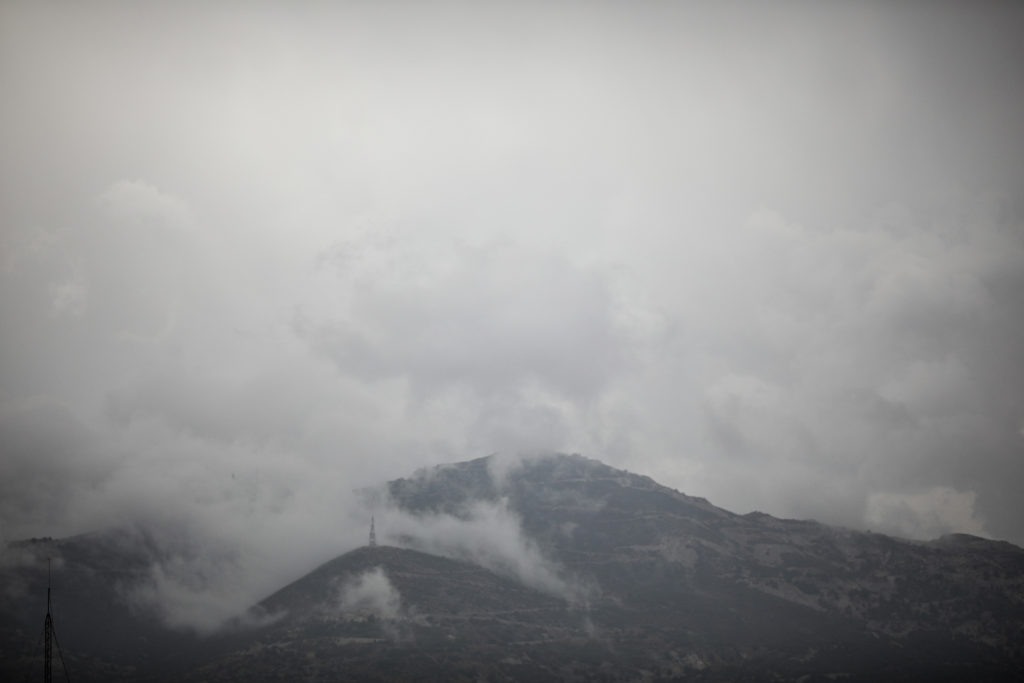 Κακοκαιρία με βροχές, χαλάζι και χιόνια στα ορεινά – Πού θα «χτυπήσει» ο Γηρυόνης