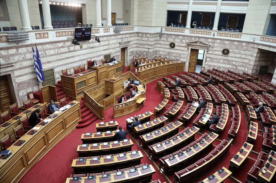 Βουλευτές ΣΥΡΙΖΑ: «Επιτακτική ανάγκη η μείωση των τραπεζικών χρεώσεων»