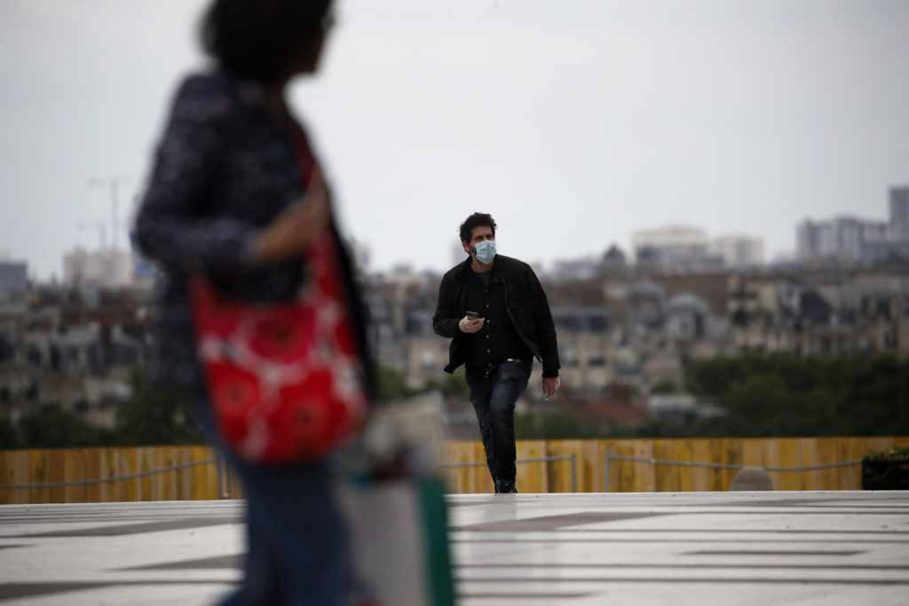 Γαλλία: Φόβοι για τα θύματα του κορονοϊού «πίσω από τις κλειστές πόρτες»