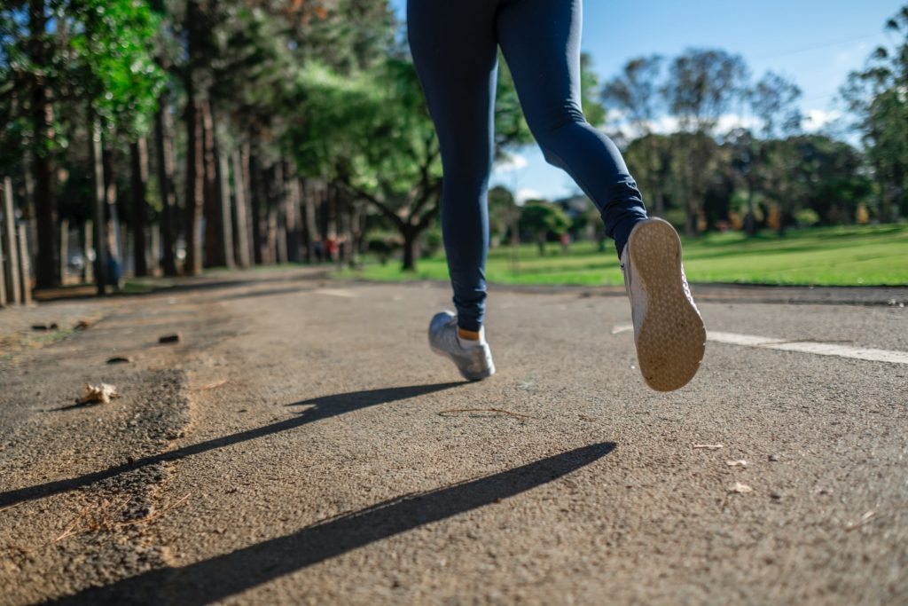 Τρέξιμο: Παπούτσια με τεχνολογία αιχμής ή μίνιμαλ επιλογές;