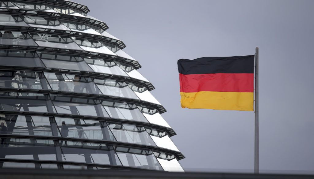 Γερμανός δικαστής κατά της ΕΚΤ ενώ συστήνει στην Ε.Ε. να μην κλιμακώσει τη «διάσταση» για τα ομόλογα