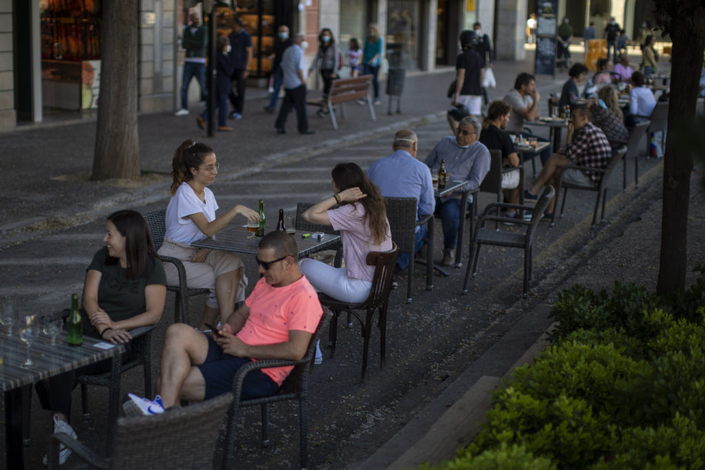 Η πλειονότητα των Ισπανών δεν εμπιστεύεται τον Σάντσεθ – Τι λένε για τα περιοριστικά μέτρα