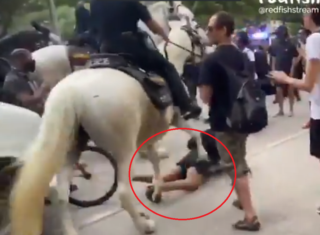 HΠΑ-Xιούστον: Έφιππος αστυνομικός ποδοπάτησε με το άλογό του νεαρή διαδηλώτρια! (Video)