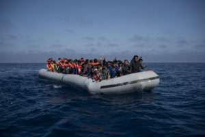 BBC: Η ελληνική ακτοφυλακή πέταξε στη θάλασσα μετανάστες, σύμφωνα με μαρτυρίες