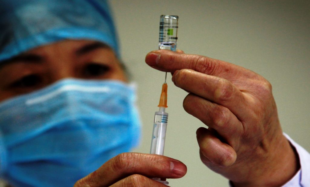 Reuters: Σε συζητήσεις η ΕΕ με πέντε φαρμακοβιομηχανίες για το μελλοντικό εμβόλιο κατά του κορονοϊού