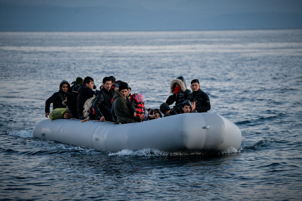 Άρθρο κόλαφος των New York Times: Η Ελλάδα βάζει πρόσφυγες σε φουσκωτά και τους εγκαταλείπει στη θάλασσα