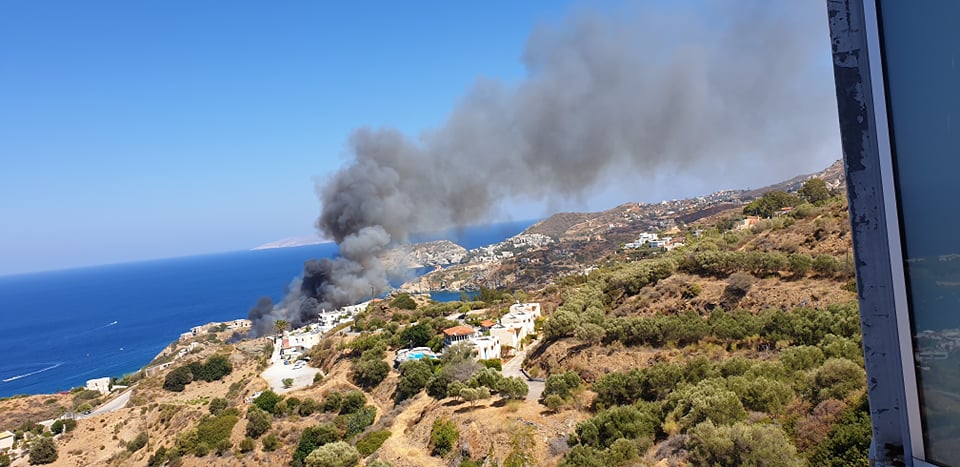 Μεγάλη φωτιά στην Αγία Πελαγία Ηρακλείου