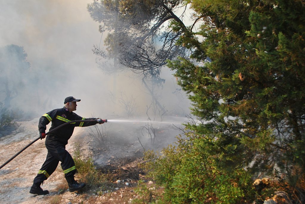 Φωτιά στα Φάρσαλα – Σε ετοιμότητα για εκκένωση οικισμού