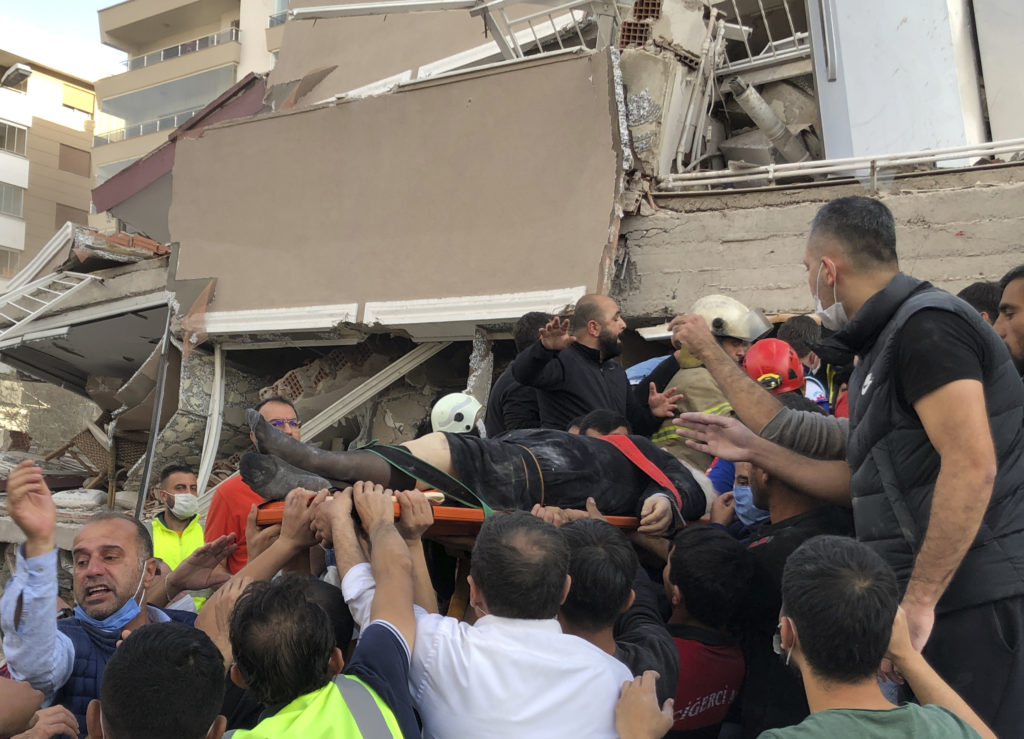 Σμύρνη: Τουλάχιστον 25 νεκροί και πάνω από 800 τραυματίες από τον ισχυρό σεισμό (Photos/Videos)