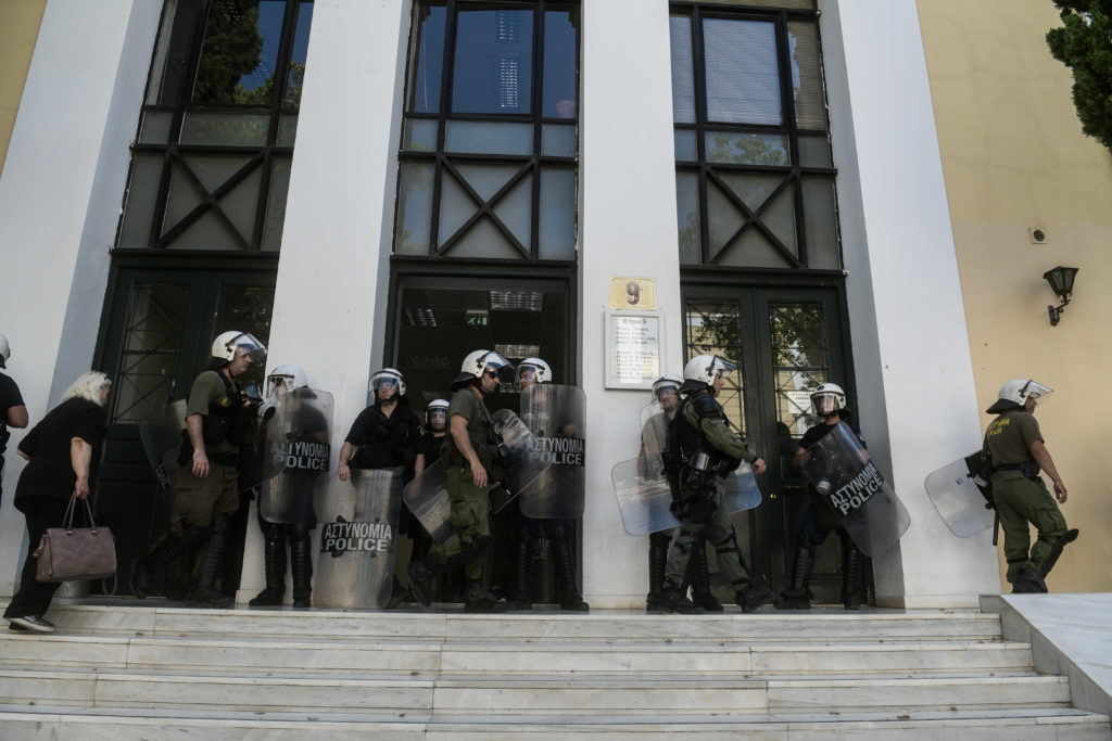 Ένταση και χημικά από τα ΜΑΤ στην Ευελπίδων