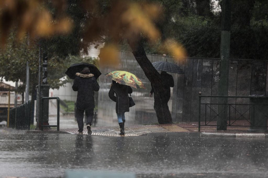 Ψυχρό μέτωπο «σαρώνει» την Ελλάδα – Ισχυρές βροχές και θυελλώδεις άνεμοι