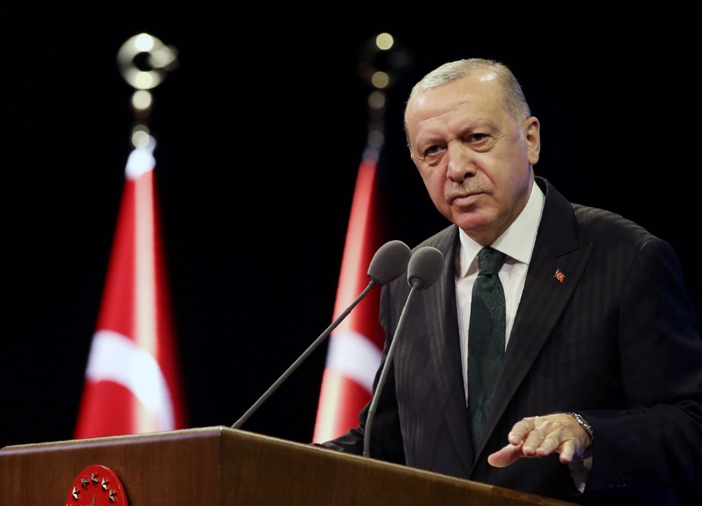 Εκνευρισμένος ο Ερντογάν από τις αμερικανικές κυρώσεις: «Επίθεση στα κυριαρχικά μας δικαιώματα»