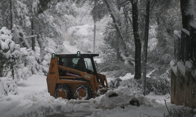 Έντονη χιονόπτωση και χιονόστρωση στον Διόνυσο