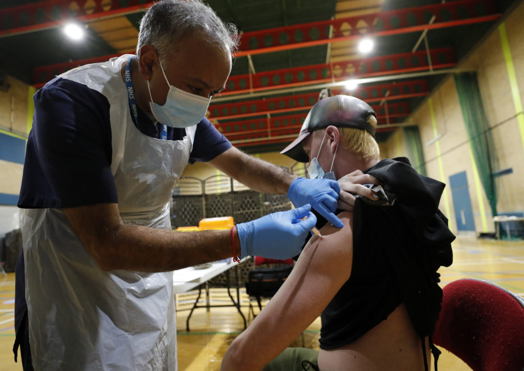Βρετανία: Έσπασε το φράγμα των 15 εκατομμυρίων εμβολιασμών κατά κορονοϊού