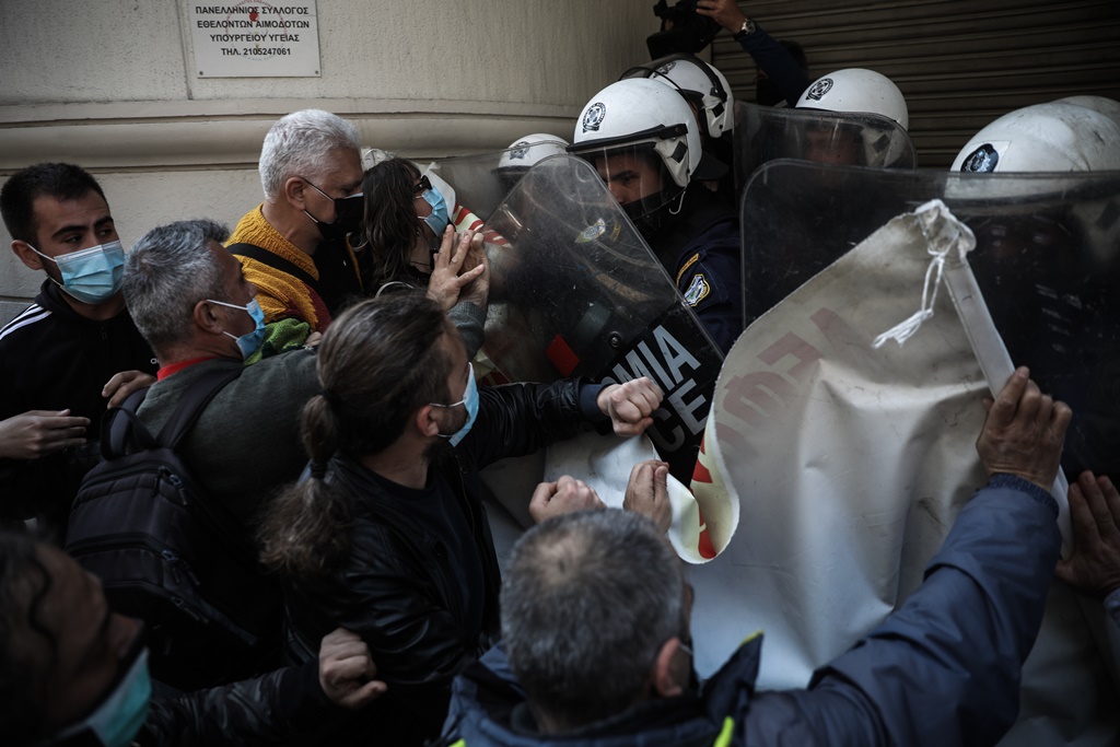 Ένταση και χημικά έξω από το υπουργείο Υγείας στη συγκέντρωση των υγειονομικών (Photos)