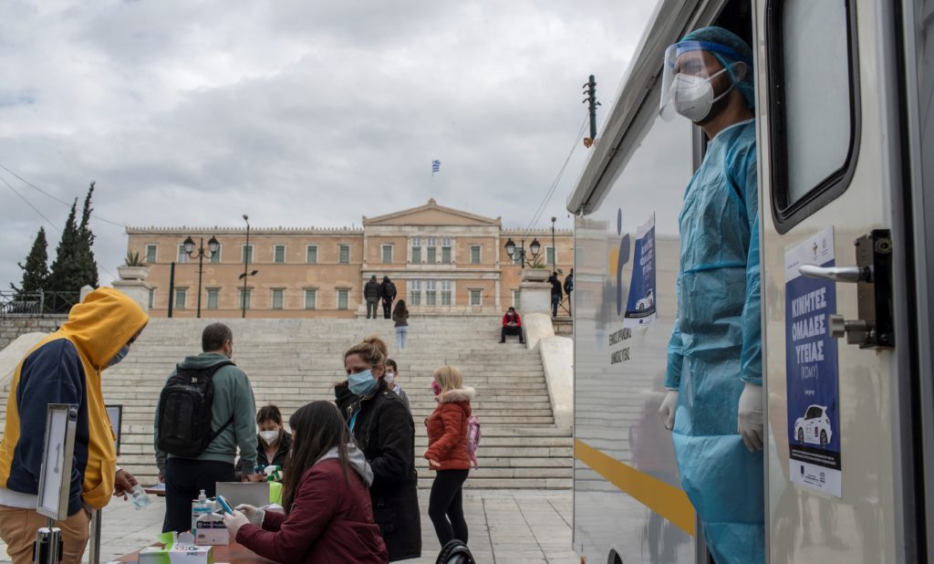 Κορονοϊός: Εκτόξευση κρουσμάτων με 3.215 νέα – 46 θάνατοι – 484 στις ΜΕΘ