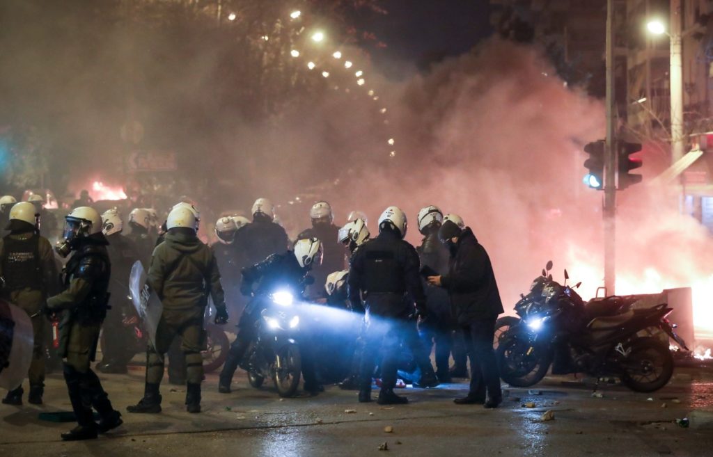 Νέα Σμύρνη: Τραυματίας ένας αστυνομικός στα επεισόδια μετά την πορεία