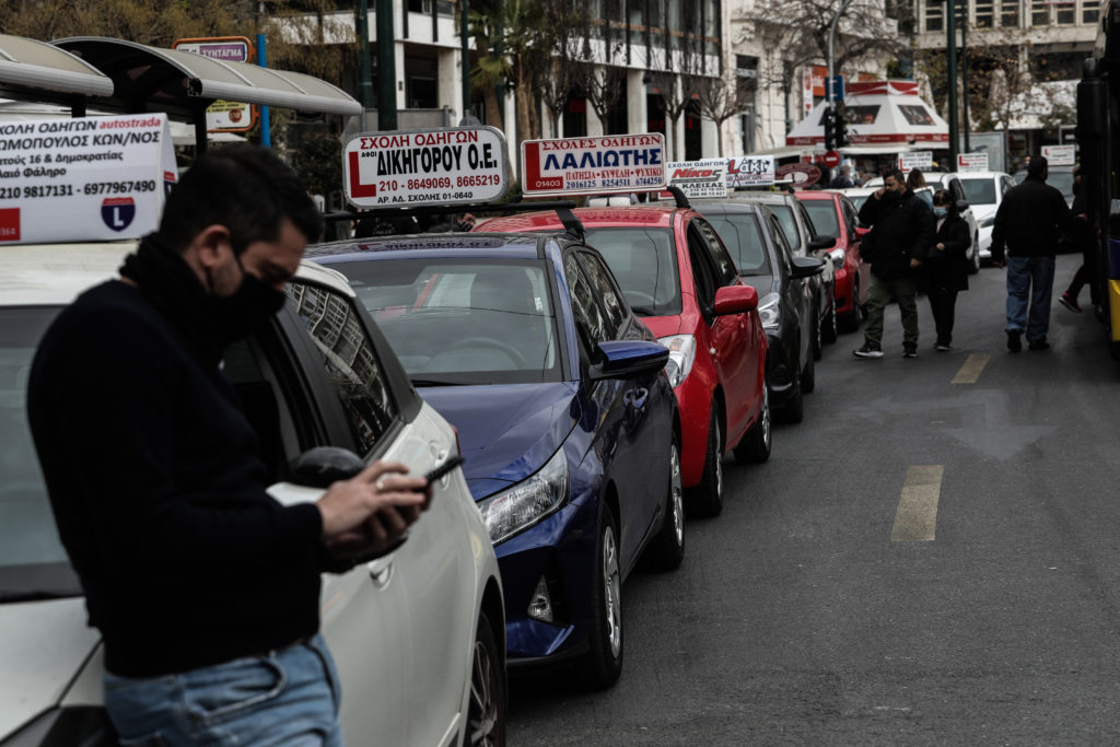 Αυτοκινητοπομπή διαμαρτυρίας των ιδιοκτητών σχολών οδηγών στην Αθήνα (Photos – Video)