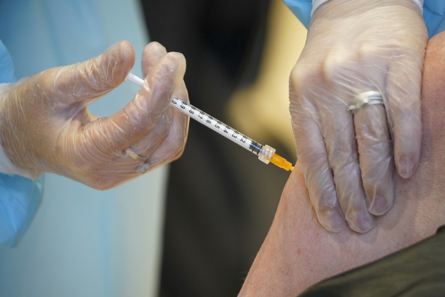 Γαλλία: Δεν βλέπει λόγο να αναστείλει τη χρήση του εμβολίου της AstraZeneca