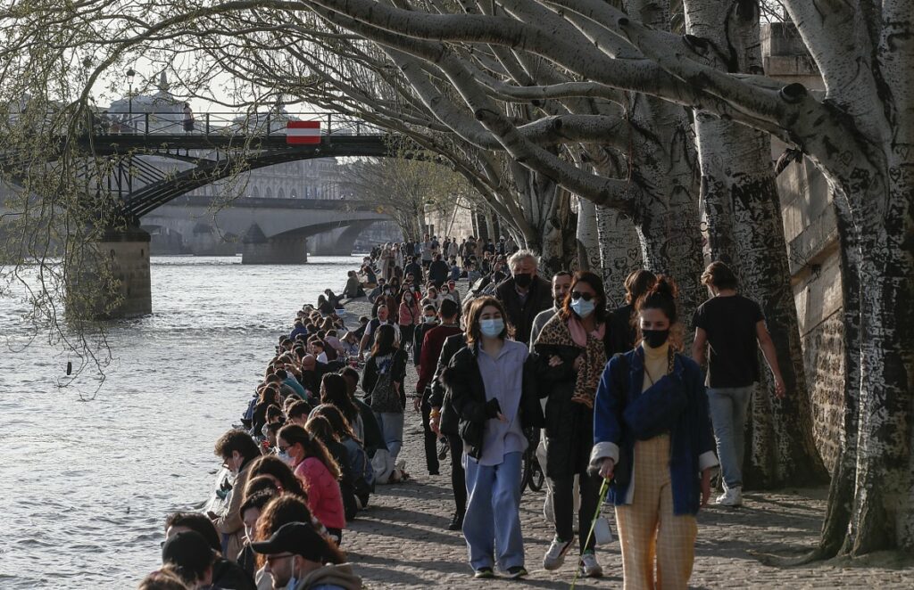 Γαλλία: Απαγόρευση συναθροίσεων άνω των έξι ατόμων σε εξωτερικούς χώρους – Ποιες οι εξαιρέσεις