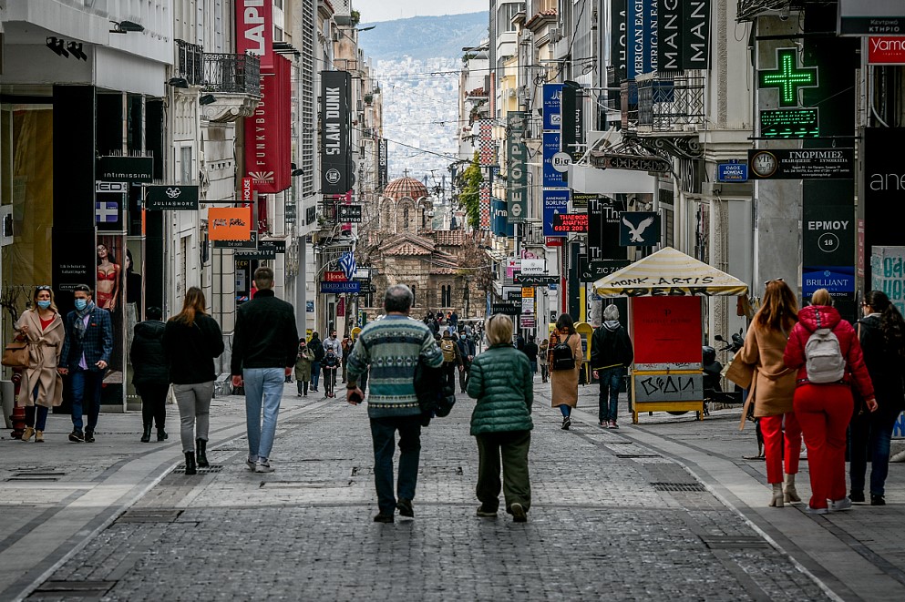 Δημοσκόπηση: Έντονη δυσαρέσκεια για τους κυβερνητικούς χειρισμούς σε πανδημία και εμβόλια