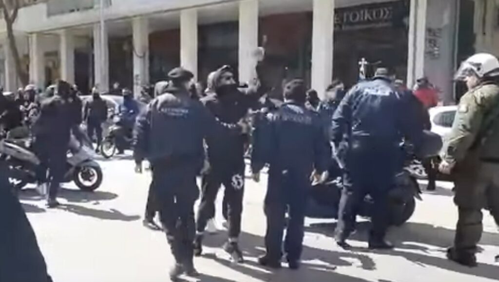 Θεσσαλονίκη: Επίθεση ακροδεξιών σε κατάληψη μετά από μοτοπορεία (Video)