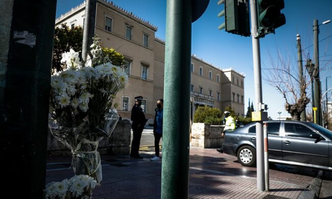 Λουλούδια έξω από τη Βουλή, στο σημείο που ο 23χρονος Ιάσονας έχασε τη ζωή του