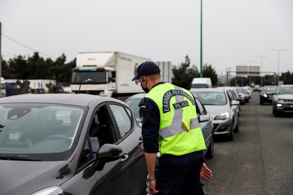 Φεύγουν και οι τελευταίοι από την πόλη – Πόσοι πέρασαν τα διόδια και πόσοι δεν τα κατάφεραν