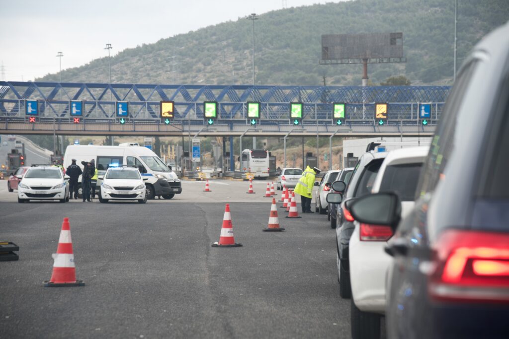 Όπου φύγει φύγει παρά τις απαγορεύσεις – 35.000 οχήματα πέρασαν από Ελευσίνα κι Αφίδνες