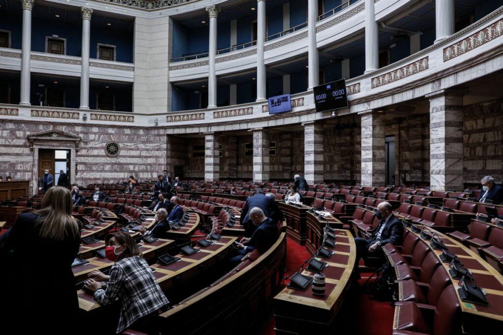 Με αοριστολογίες και μίνι «πραξικόπημα» η συζήτηση στη Βουλή για το σχέδιο ανάκαμψης