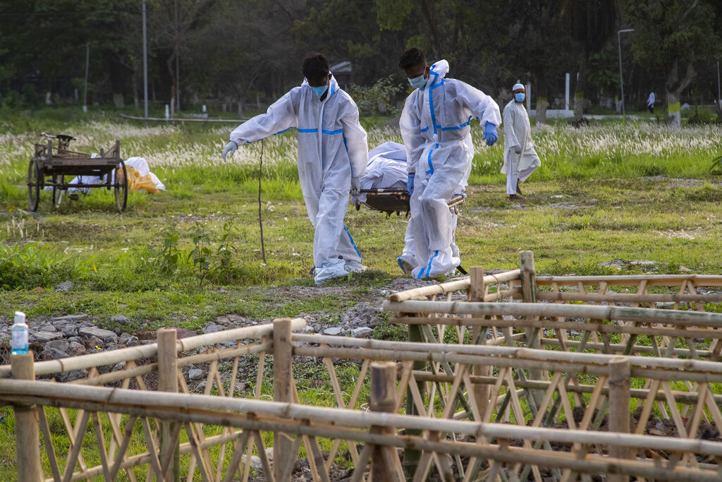 Ινδία: Απελπιστική κατάσταση, ρεκόρ κρουσμάτων – Ξέμεινε από αναπνευστήρες και συστατικά για εμβόλια