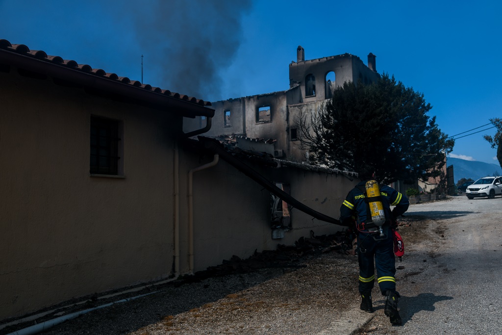 Πυρκαγιά στο Σχίνο: Κλιμάκιο του ΣΥΡΙΖΑ στις πυρόπληκτες περιοχές