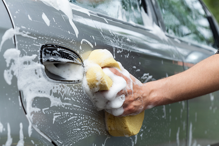 Ο απίστευτος τρόπος που βρήκε «τζαμπατζής» Χανιώτης για να πλύνει το αυτοκίνητό του (Photos)